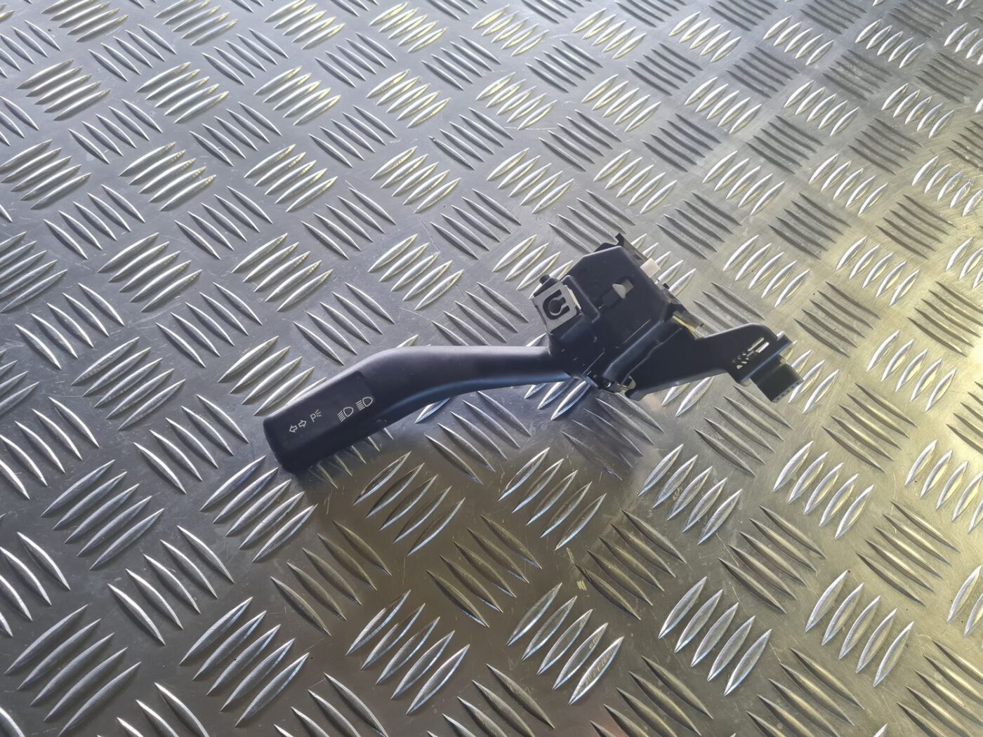 Pagrieziena rādītāju slēdzis priekš VW GOLF 5 2004 1 Pagrieziena rādītāju slēdzis priekš VW GOLF 5 2004