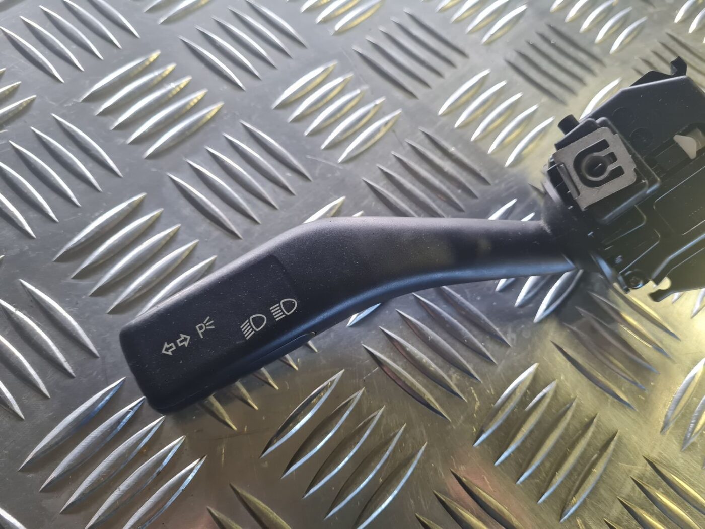 Pagrieziena rādītāju slēdzis priekš VW GOLF 5 2004 2 Pagrieziena rādītāju slēdzis priekš VW GOLF 5 2004