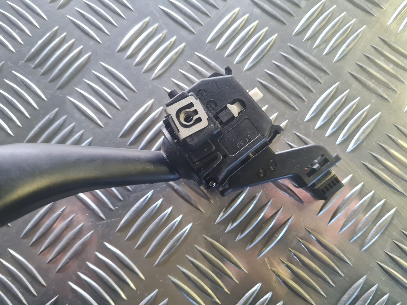 Pagrieziena rādītāju slēdzis priekš VW GOLF 5 2004 6 Pagrieziena rādītāju slēdzis priekš VW GOLF 5 2004