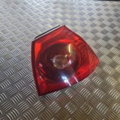 Aizmugurējais labais lukturis priekš VW GOLF 5 2004