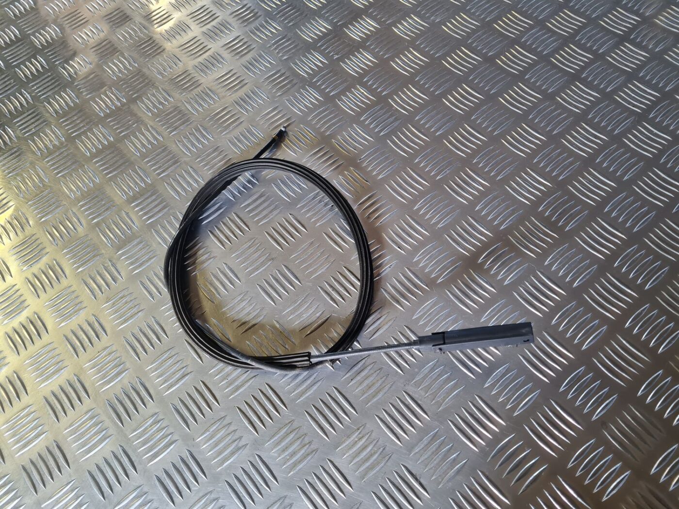 Pārsega slēdzenes trose priekš VW GOLF 5 2004 1 Pārsega slēdzenes trose priekš VW GOLF 5 2004