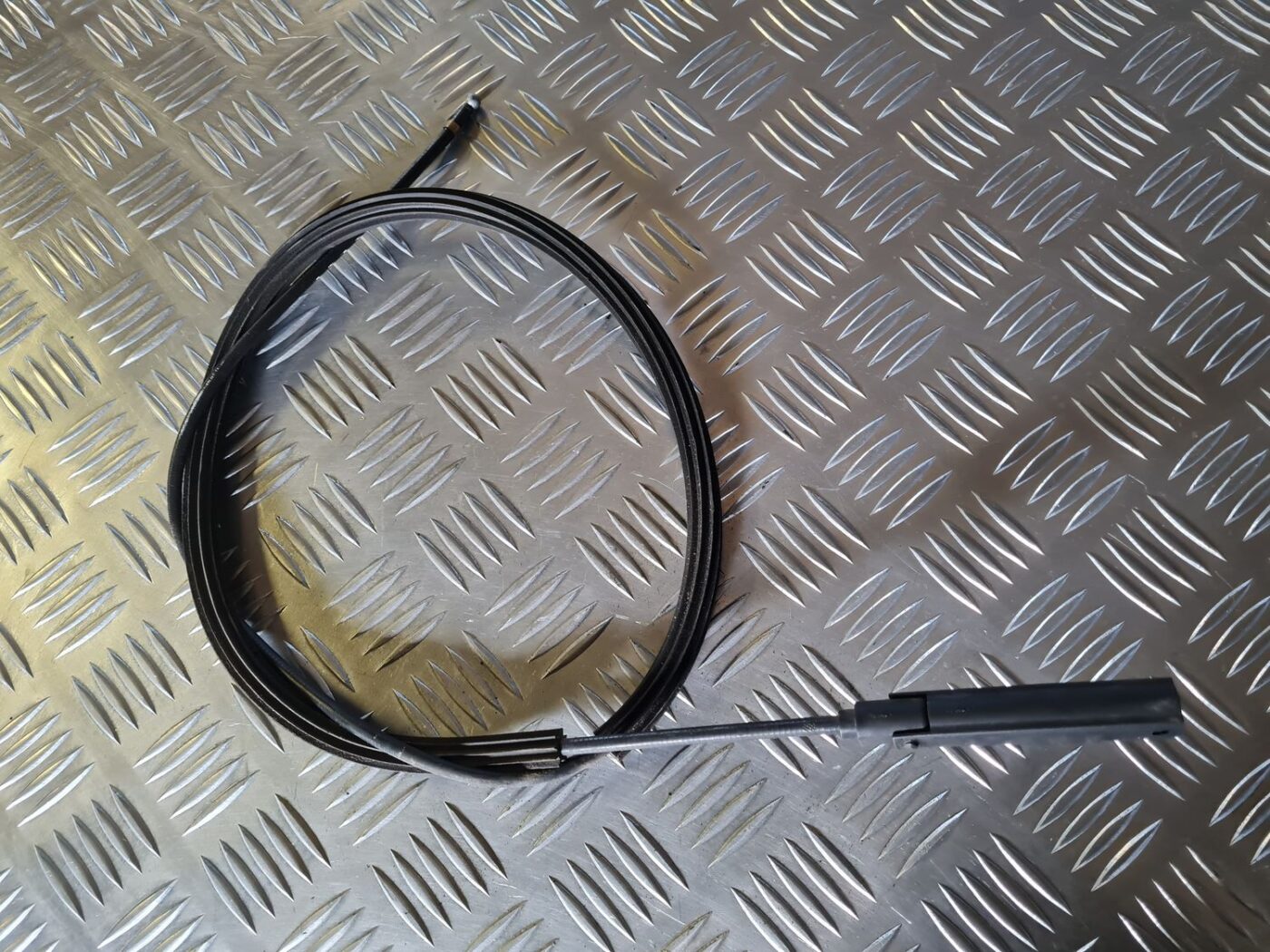 Pārsega slēdzenes trose priekš VW GOLF 5 2004 2 Pārsega slēdzenes trose priekš VW GOLF 5 2004