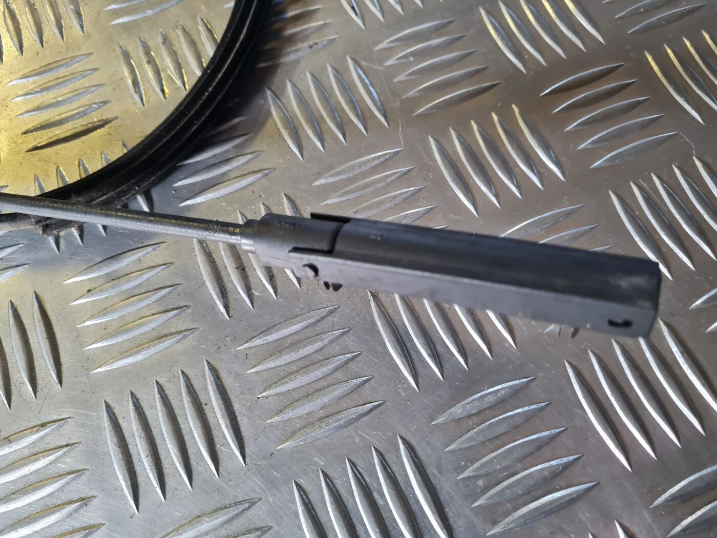 Pārsega slēdzenes trose priekš VW GOLF 5 2004 4 Pārsega slēdzenes trose priekš VW GOLF 5 2004