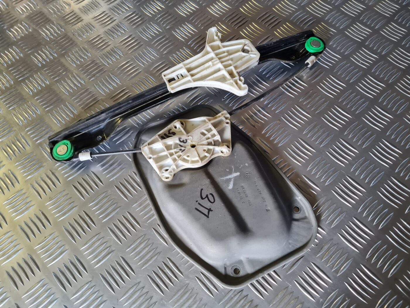 Stikla pacelšanas mehānisms aizmugurējais labais priekš VW GOLF 5 2004 2 Stikla pacelšanas mehānisms aizmugurējais labais priekš VW GOLF 5 2004