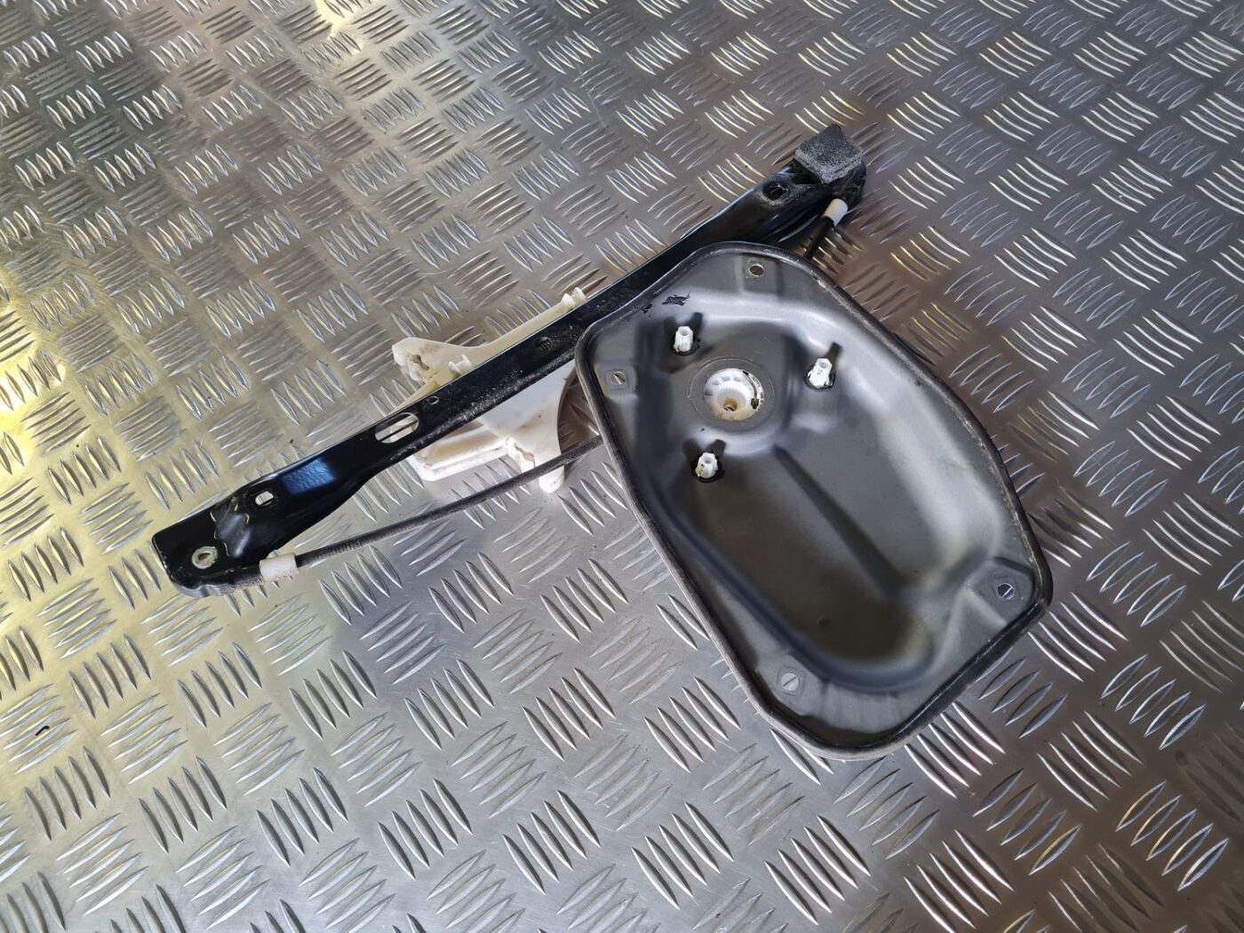 Stikla pacelšanas mehānisms aizmugurējais labais priekš VW GOLF 5 2004 3 Stikla pacelšanas mehānisms aizmugurējais labais priekš VW GOLF 5 2004