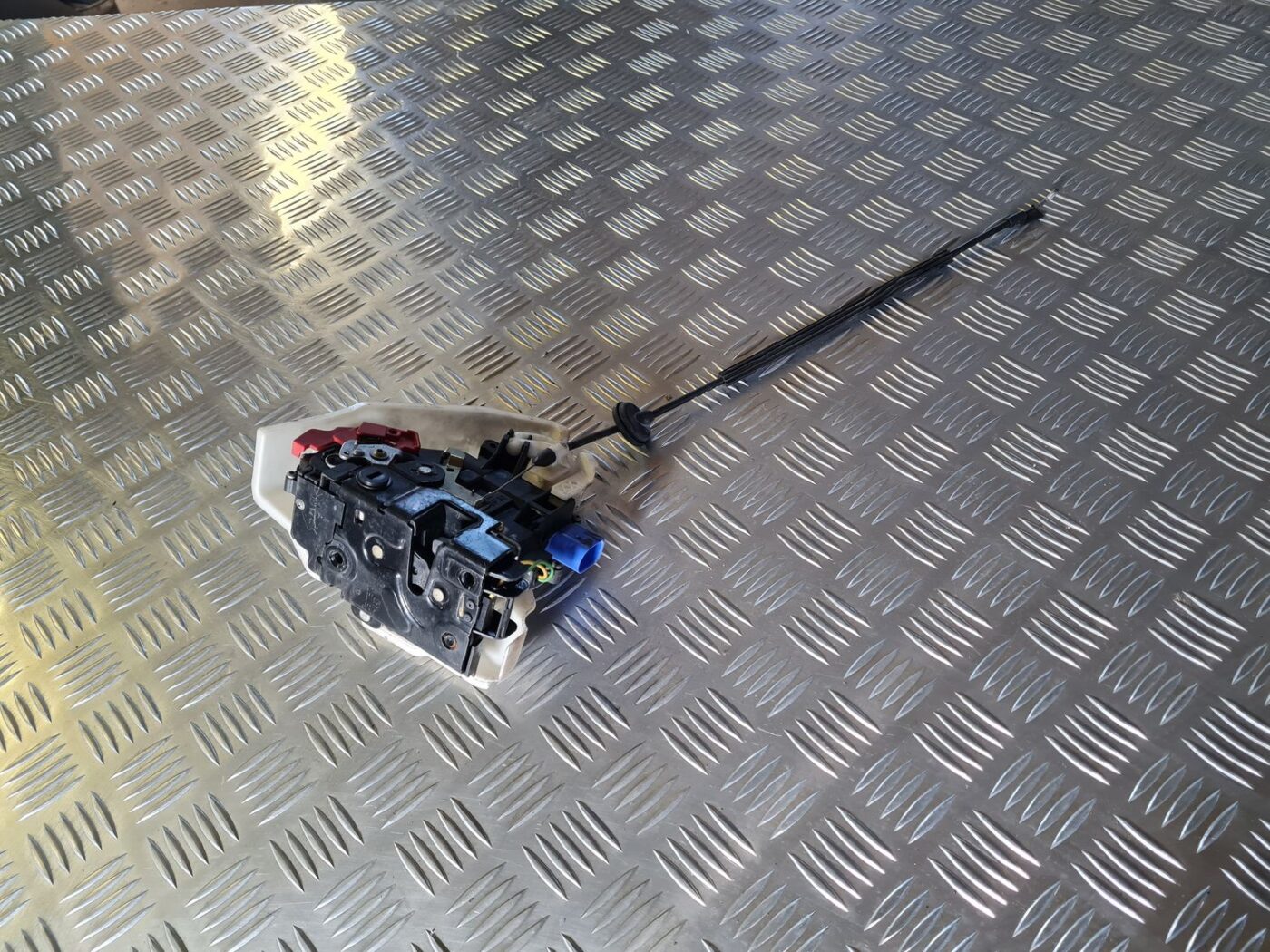 Aizmugurējo kreiso durvju slēdzene priekš VW GOLF 5 2004 1 Aizmugurējo kreiso durvju slēdzene priekš VW GOLF 5 2004