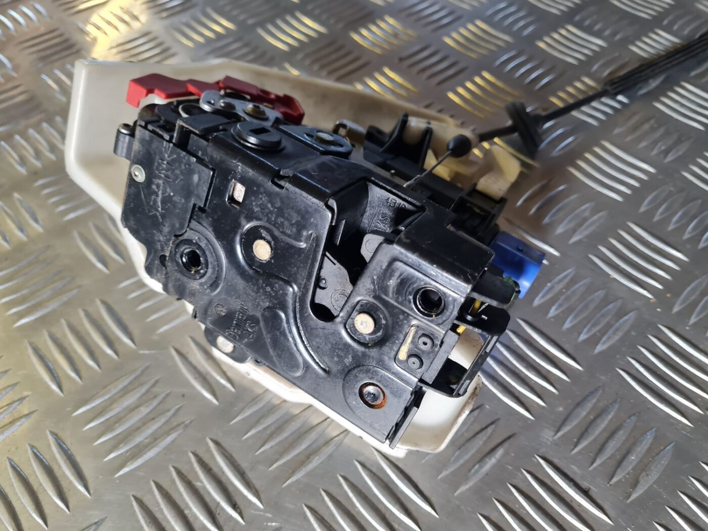 Aizmugurējo kreiso durvju slēdzene priekš VW GOLF 5 2004 2 Aizmugurējo kreiso durvju slēdzene priekš VW GOLF 5 2004