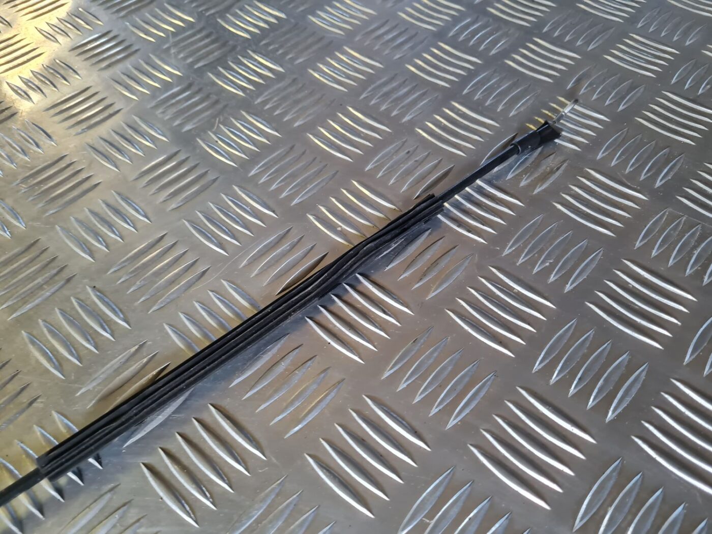 Aizmugurējo kreiso durvju slēdzene priekš VW GOLF 5 2004 6 Aizmugurējo kreiso durvju slēdzene priekš VW GOLF 5 2004