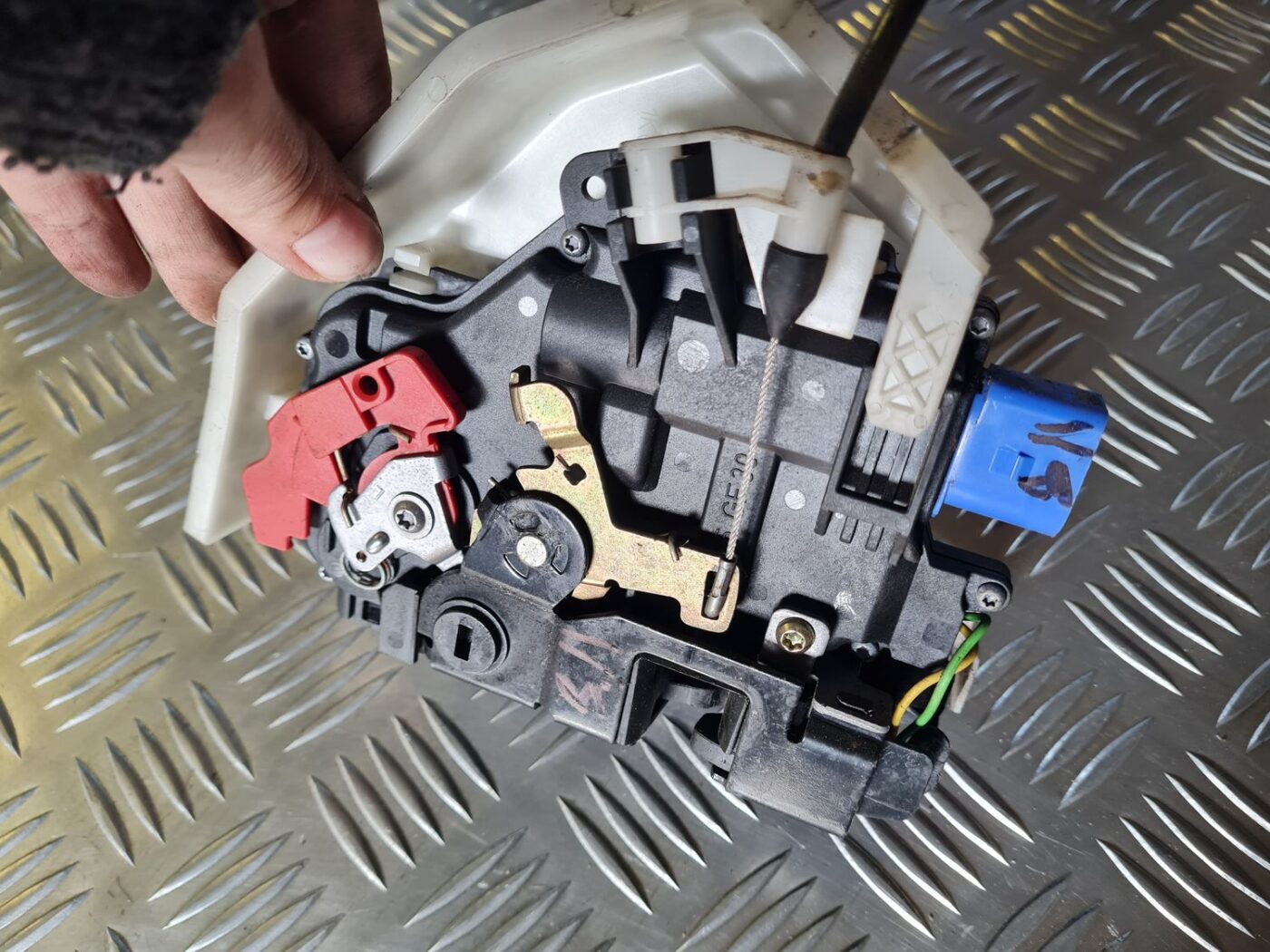 Aizmugurējo kreiso durvju slēdzene priekš VW GOLF 5 2004 5 Aizmugurējo kreiso durvju slēdzene priekš VW GOLF 5 2004