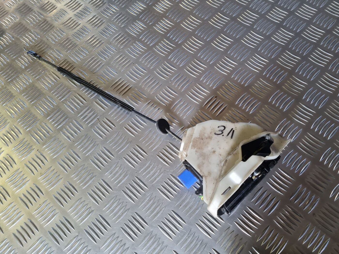 Aizmugurējo kreiso durvju slēdzene priekš VW GOLF 5 2004 4 Aizmugurējo kreiso durvju slēdzene priekš VW GOLF 5 2004