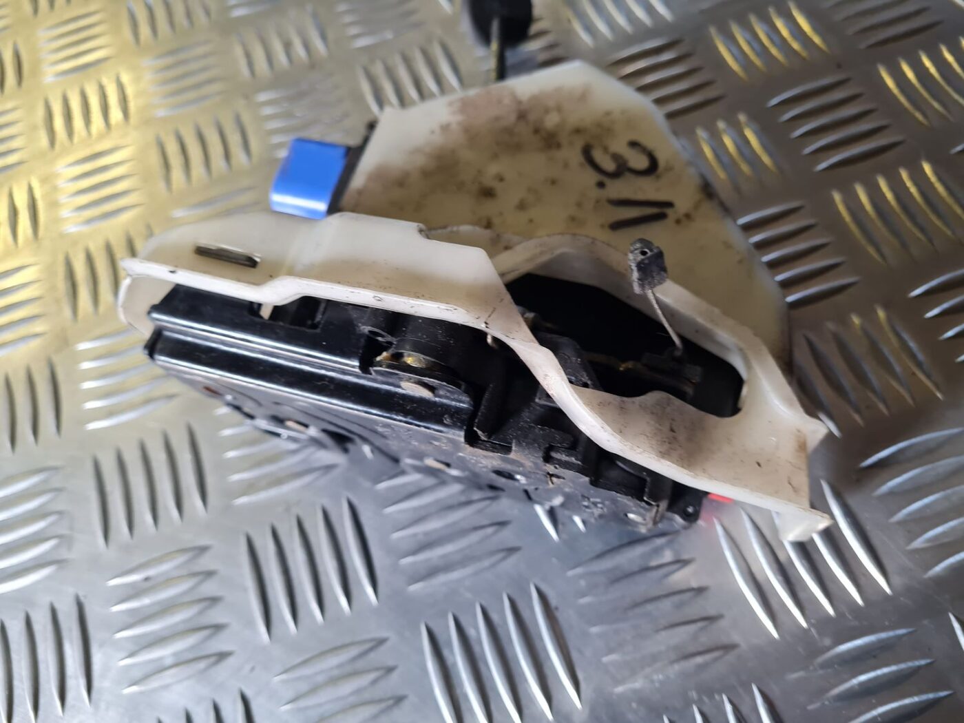 Aizmugurējo kreiso durvju slēdzene priekš VW GOLF 5 2004 3 Aizmugurējo kreiso durvju slēdzene priekš VW GOLF 5 2004