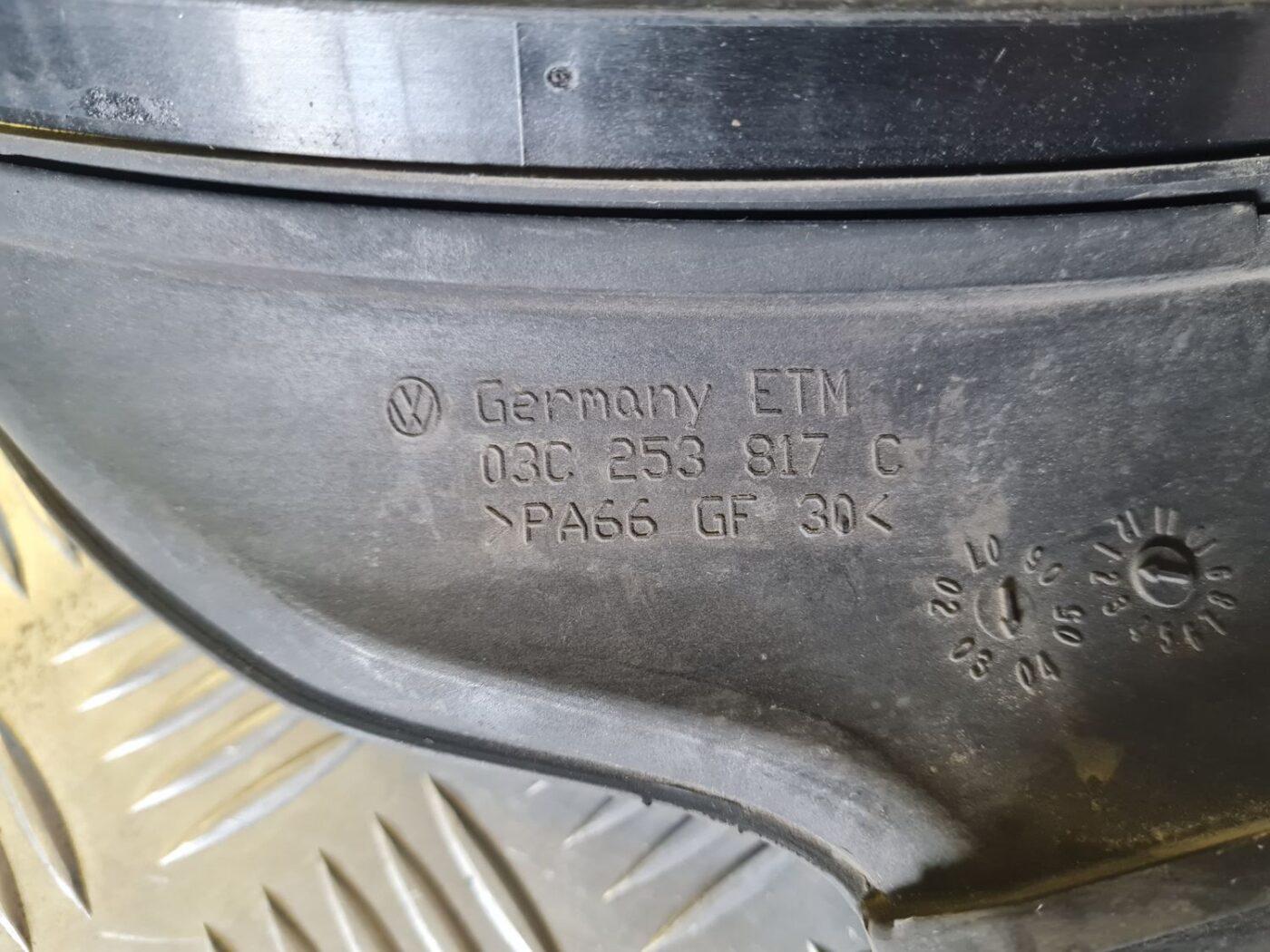 Gaisa vads priekš VW GOLF 5 2004