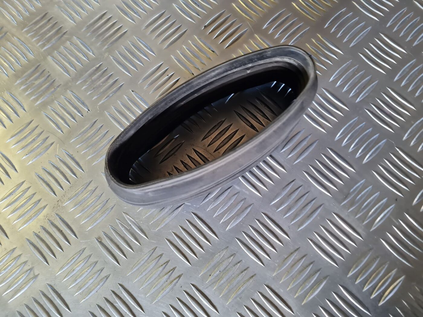 Gaisa vads priekš VW GOLF 5 2004 3 Gaisa vads priekš VW GOLF 5 2004