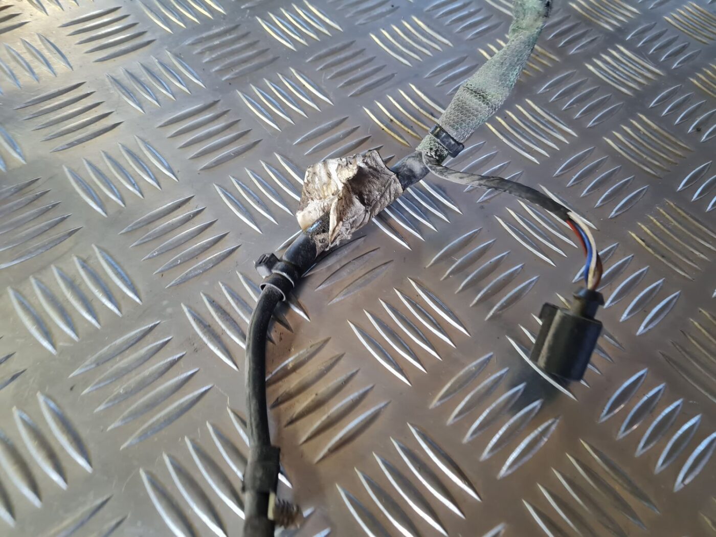 Startera un ģeneratora vads priekš VW GOLF 5 2004 10 Startera un ģeneratora vads priekš VW GOLF 5 2004