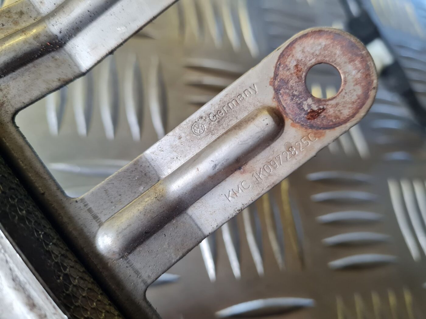 Startera un ģeneratora vads priekš VW GOLF 5 2004 7 Startera un ģeneratora vads priekš VW GOLF 5 2004