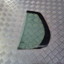 Kreiso durvju stūra stikls priekš VW GOLF 5 2004