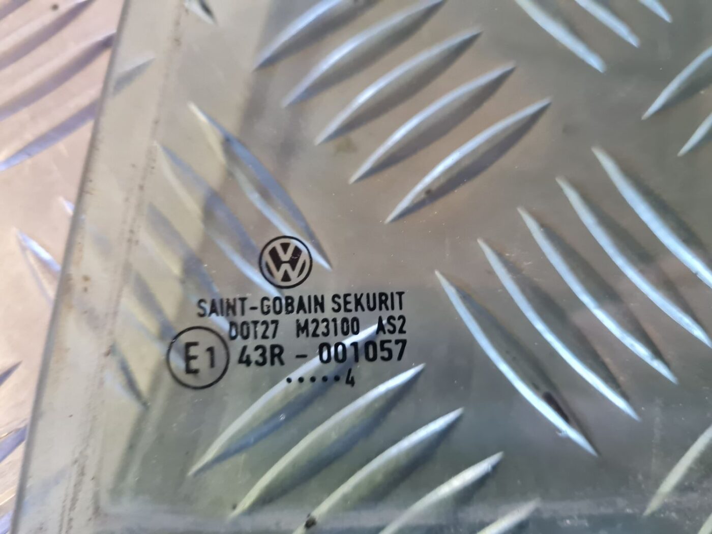 Kreiso durvju stūra stikls priekš VW GOLF 5 2004 2 Kreiso durvju stūra stikls priekš VW GOLF 5 2004