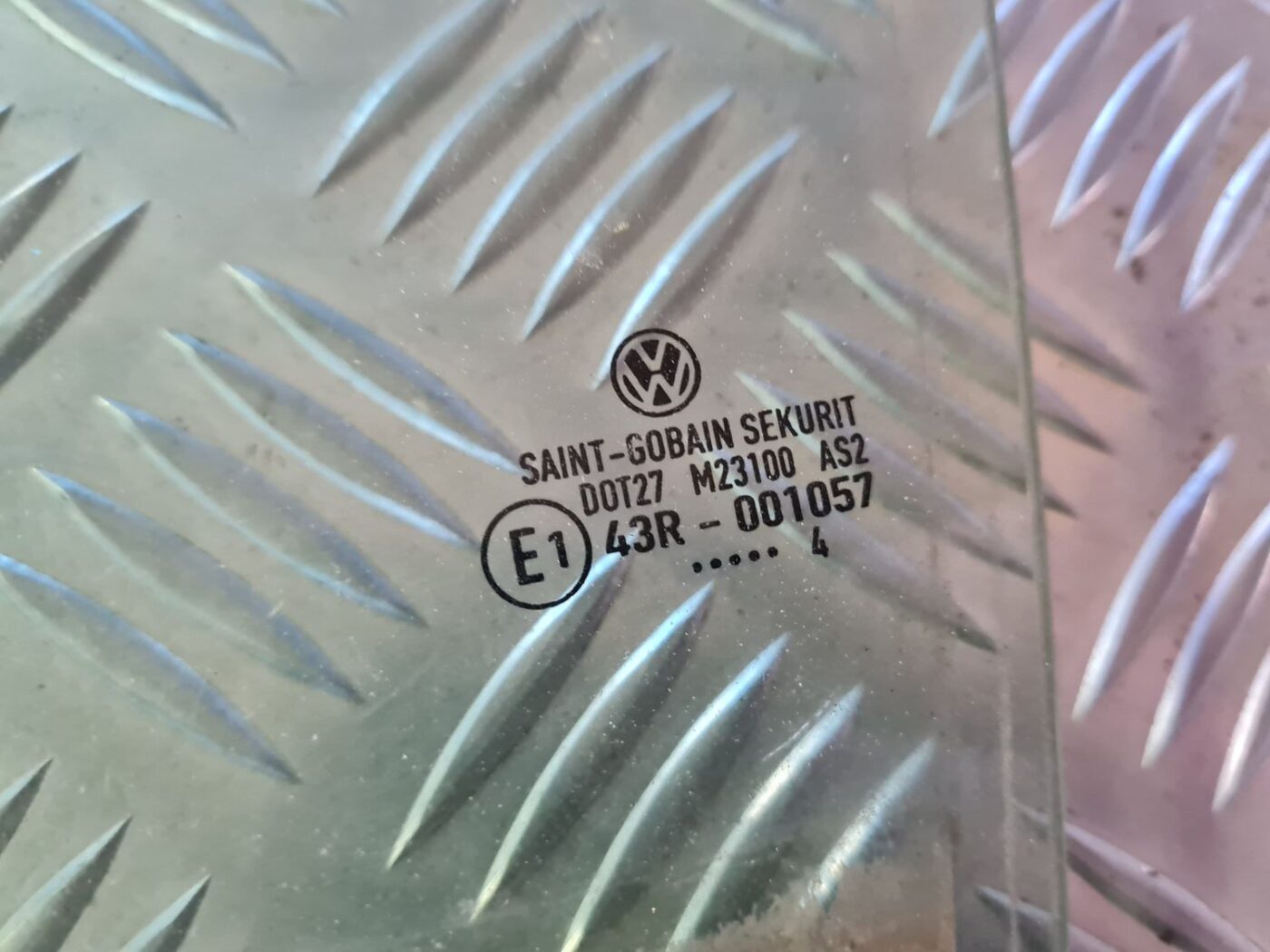 Aizmugurējo kreiso durvju stikls priekš VW GOLF 5 2004 2 Aizmugurējo kreiso durvju stikls priekš VW GOLF 5 2004