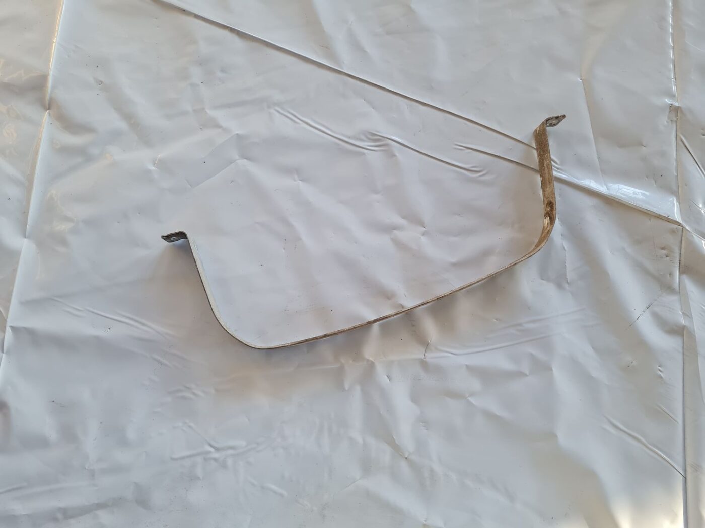 Degvielas tvertnes kronšteins priekš VW GOLF 5 2004 1 Degvielas tvertnes kronšteins priekš VW GOLF 5 2004