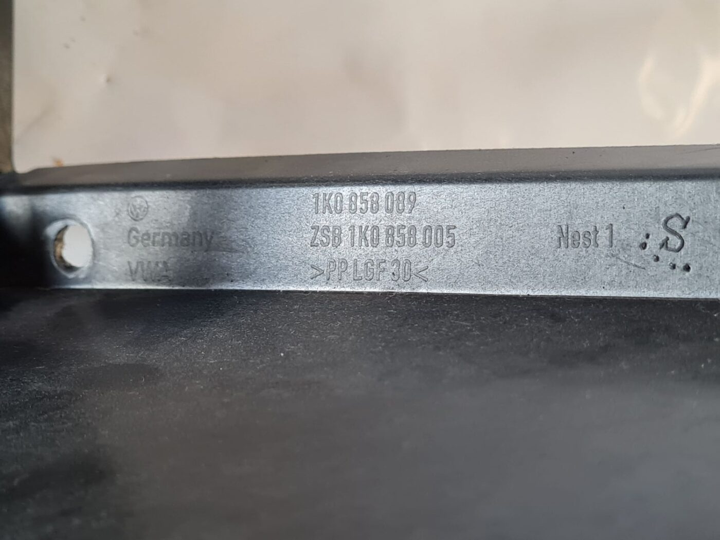 Mērinstrumentu paneļa iekšējā plastmasa priekš VW GOLF 5 2004 3 Mērinstrumentu paneļa iekšējā plastmasa priekš VW GOLF 5 2004