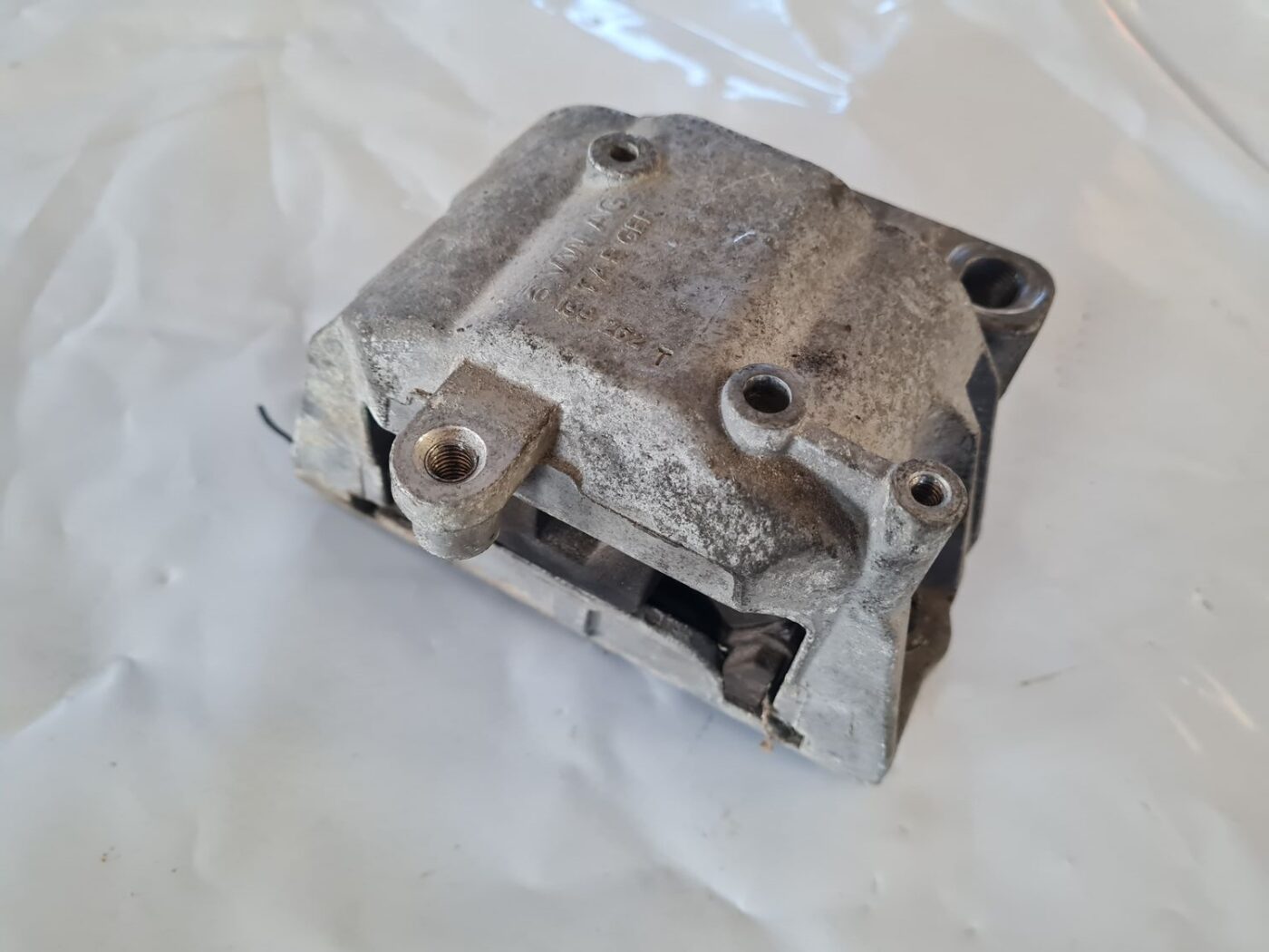 Dzinēja spilvens priekš VW GOLF 5 2004 2 Dzinēja spilvens priekš VW GOLF 5 2004