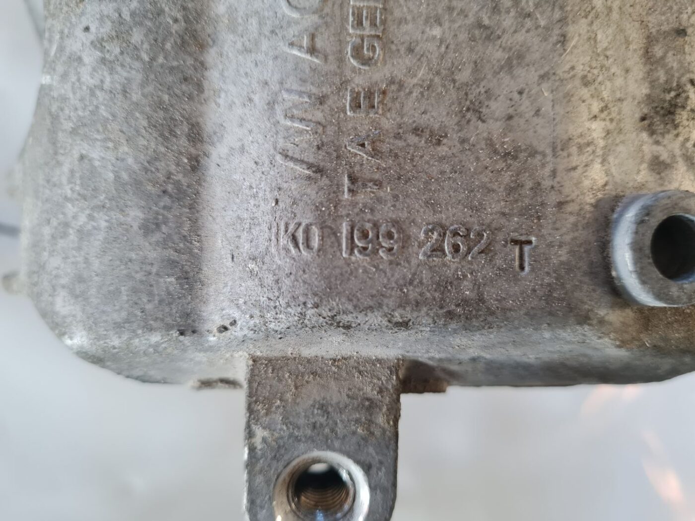 Dzinēja spilvens priekš VW GOLF 5 2004 4 Dzinēja spilvens priekš VW GOLF 5 2004