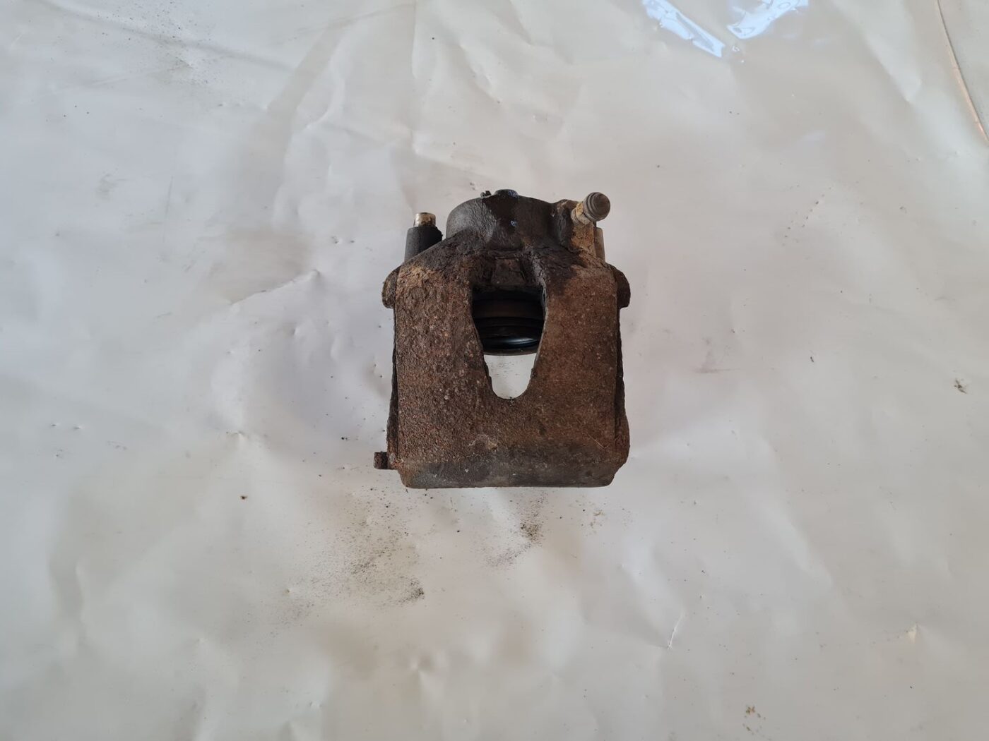 Priekšējais kreisais suports priekš VW GOLF 5 2004 1 Priekšējais kreisais suports priekš VW GOLF 5 2004