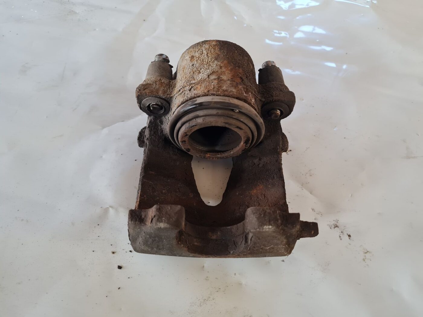 Priekšējais kreisais suports priekš VW GOLF 5 2004 2 Priekšējais kreisais suports priekš VW GOLF 5 2004