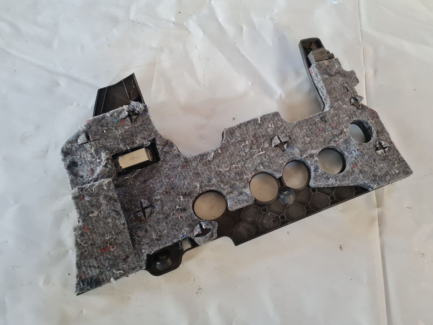 Mērinstrumentu paneļa apakšēja apdare priekš VW GOLF 5 2004