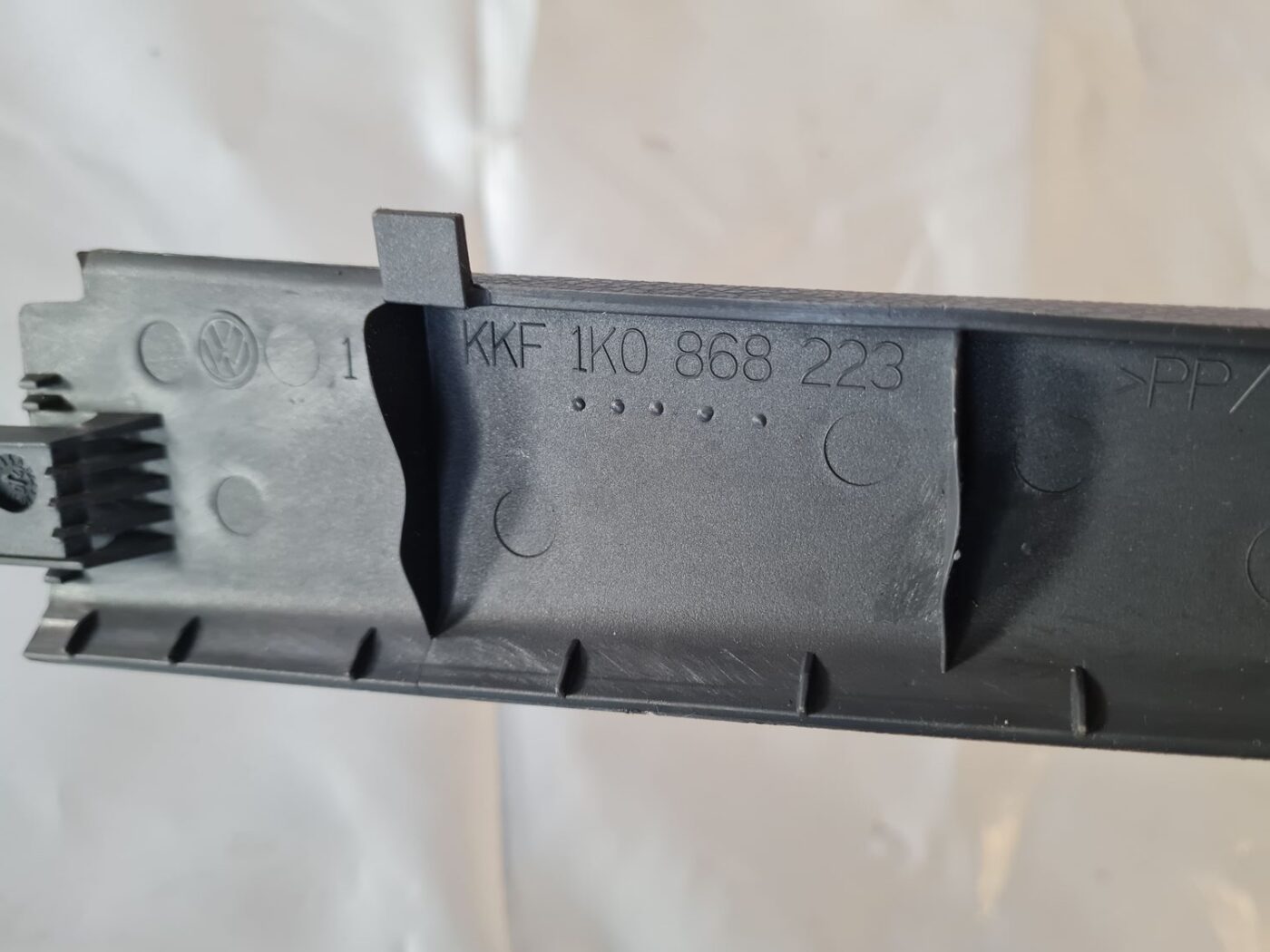 Priekšējas salona statnes apdare priekš VW GOLF 5 2004 3 Priekšējas salona statnes apdare priekš VW GOLF 5 2004