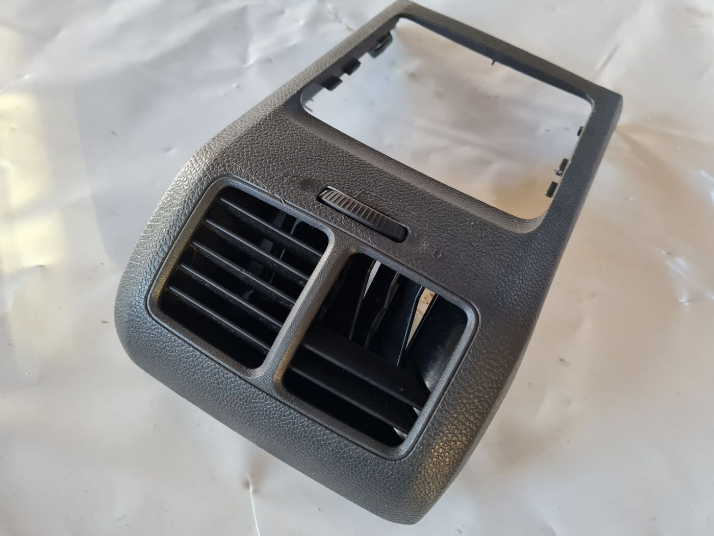 Centrālās konsoles gaisa vads priekš VW GOLF 5 2004 2 Centrālās konsoles gaisa vads priekš VW GOLF 5 2004