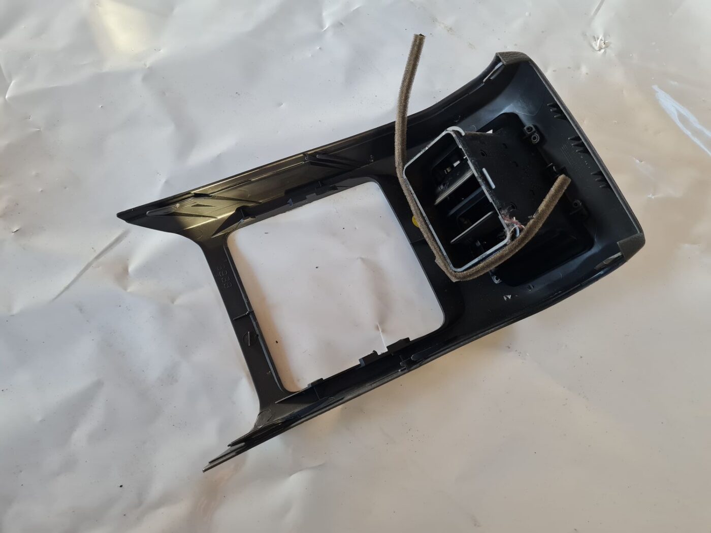 Centrālās konsoles gaisa vads priekš VW GOLF 5 2004 4 Centrālās konsoles gaisa vads priekš VW GOLF 5 2004