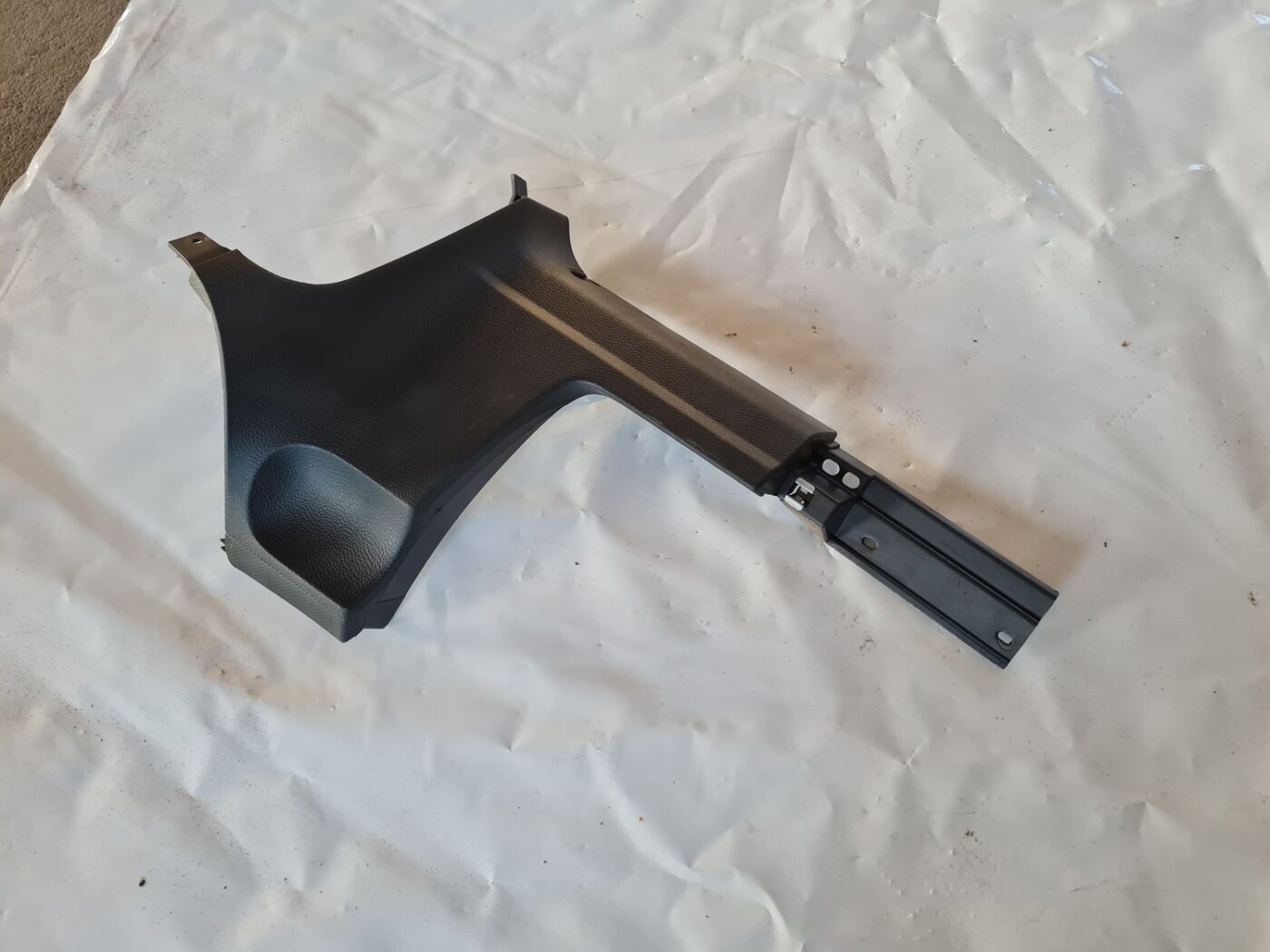 Mērinstrumentu paneļa apakšēja apdare priekš VW GOLF 5 2004 1 Mērinstrumentu paneļa apakšēja apdare priekš VW GOLF 5 2004