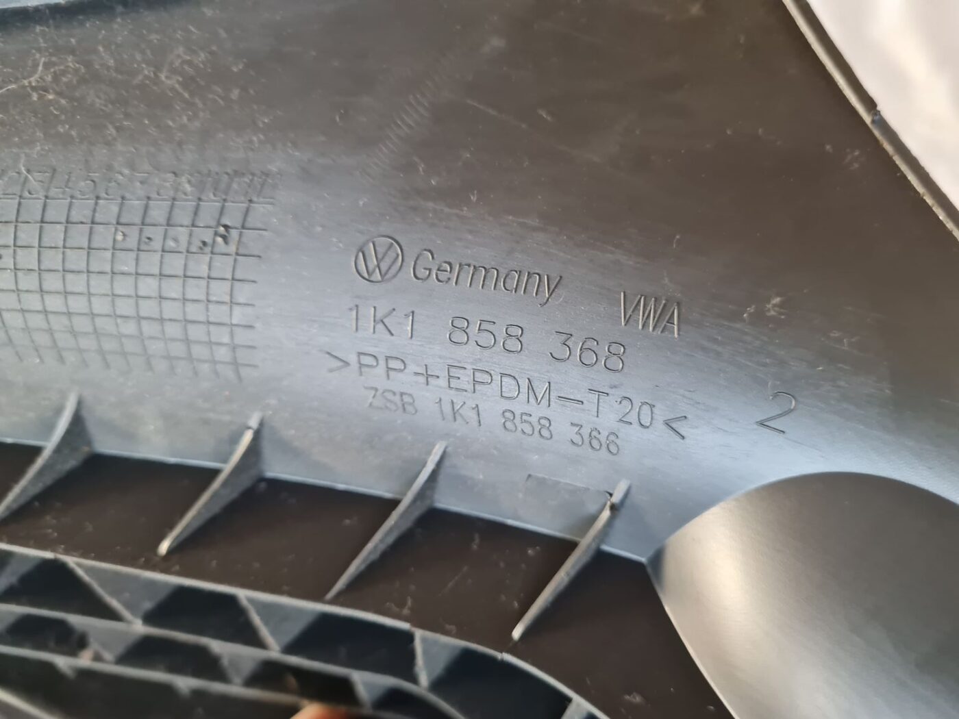 Mērinstrumentu paneļa apakšēja apdare priekš VW GOLF 5 2004 3 Mērinstrumentu paneļa apakšēja apdare priekš VW GOLF 5 2004