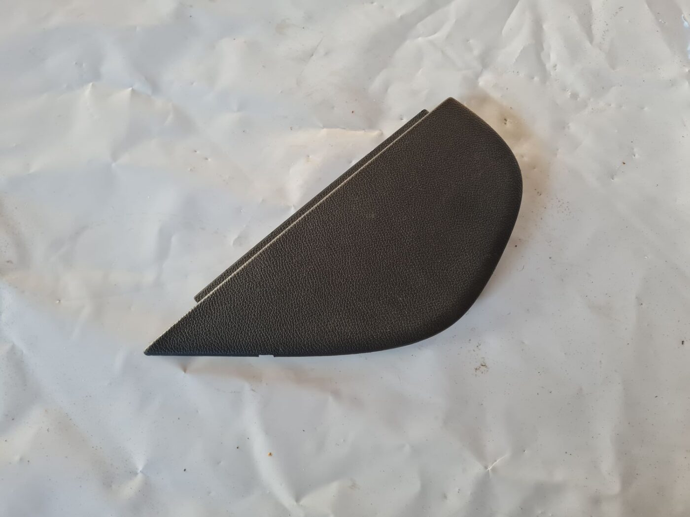 Mērinstrumentu paneļa sānu apdare priekš VW GOLF 5 2004 1 Mērinstrumentu paneļa sānu apdare priekš VW GOLF 5 2004