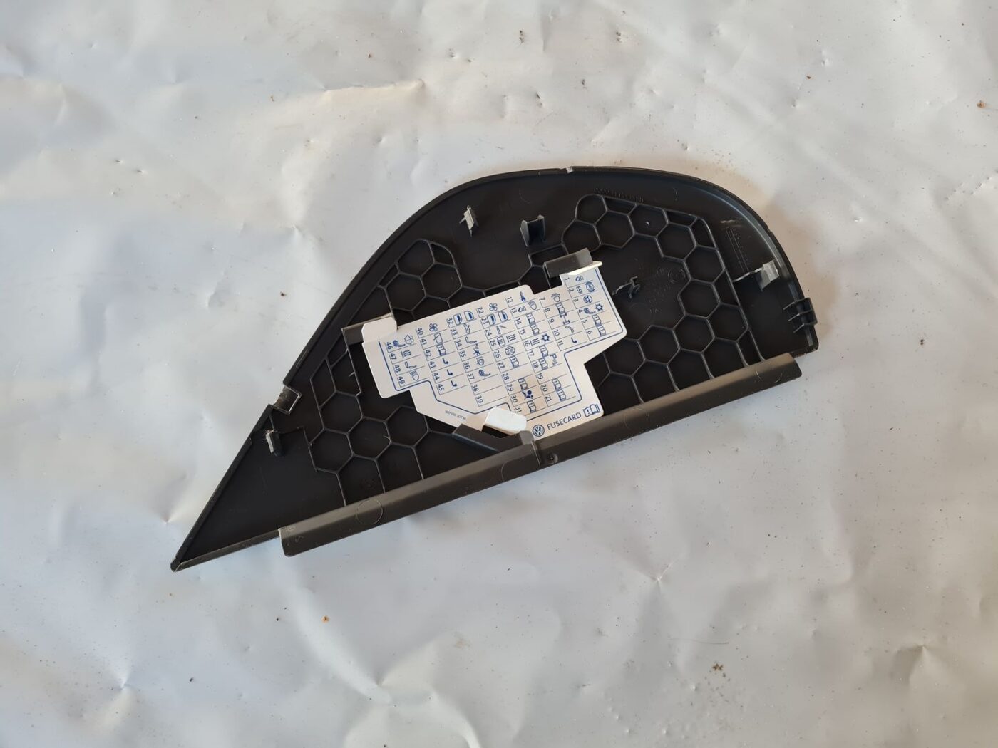 Mērinstrumentu paneļa sānu apdare priekš VW GOLF 5 2004 2 Mērinstrumentu paneļa sānu apdare priekš VW GOLF 5 2004