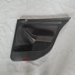 Aizmugurējo labo durvju apdare priekš VW GOLF 5 2004