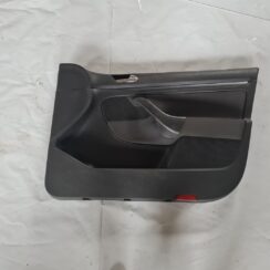 Priekšējo labo durvju apdare priekš VW GOLF 5 2004