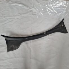 Vējstikla uzlikas (deflektora) režģis priekš VW GOLF 5 2004