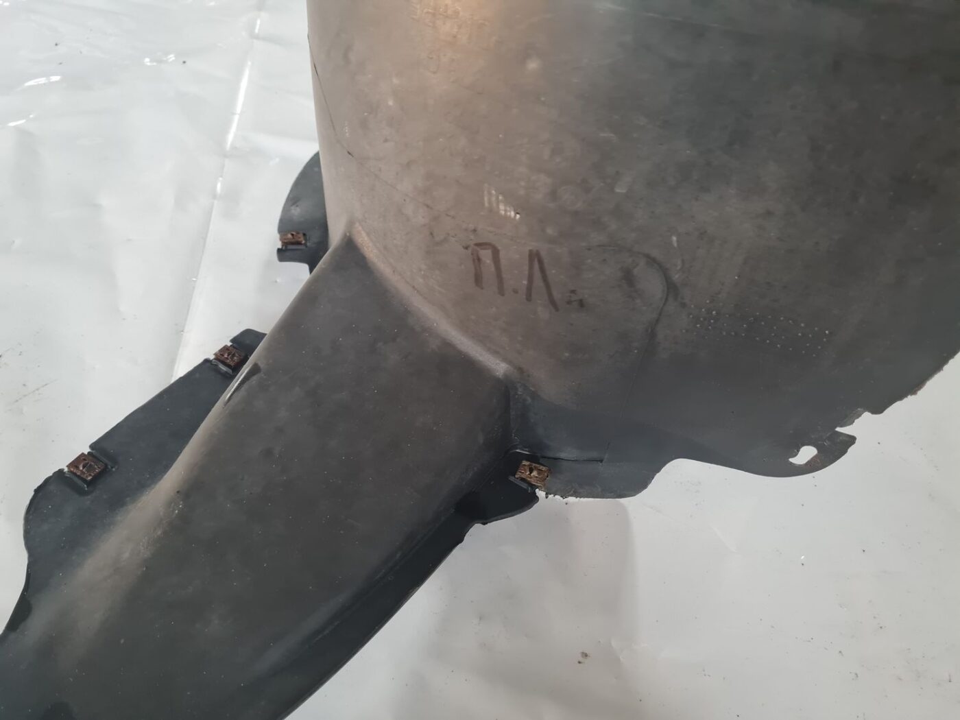 Priekšējais kreisais paspārns priekš VW GOLF 5 2004