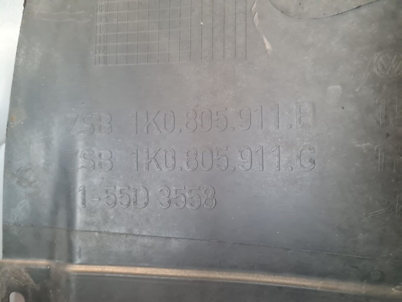 Priekšējais kreisais paspārns priekš VW GOLF 5 2004