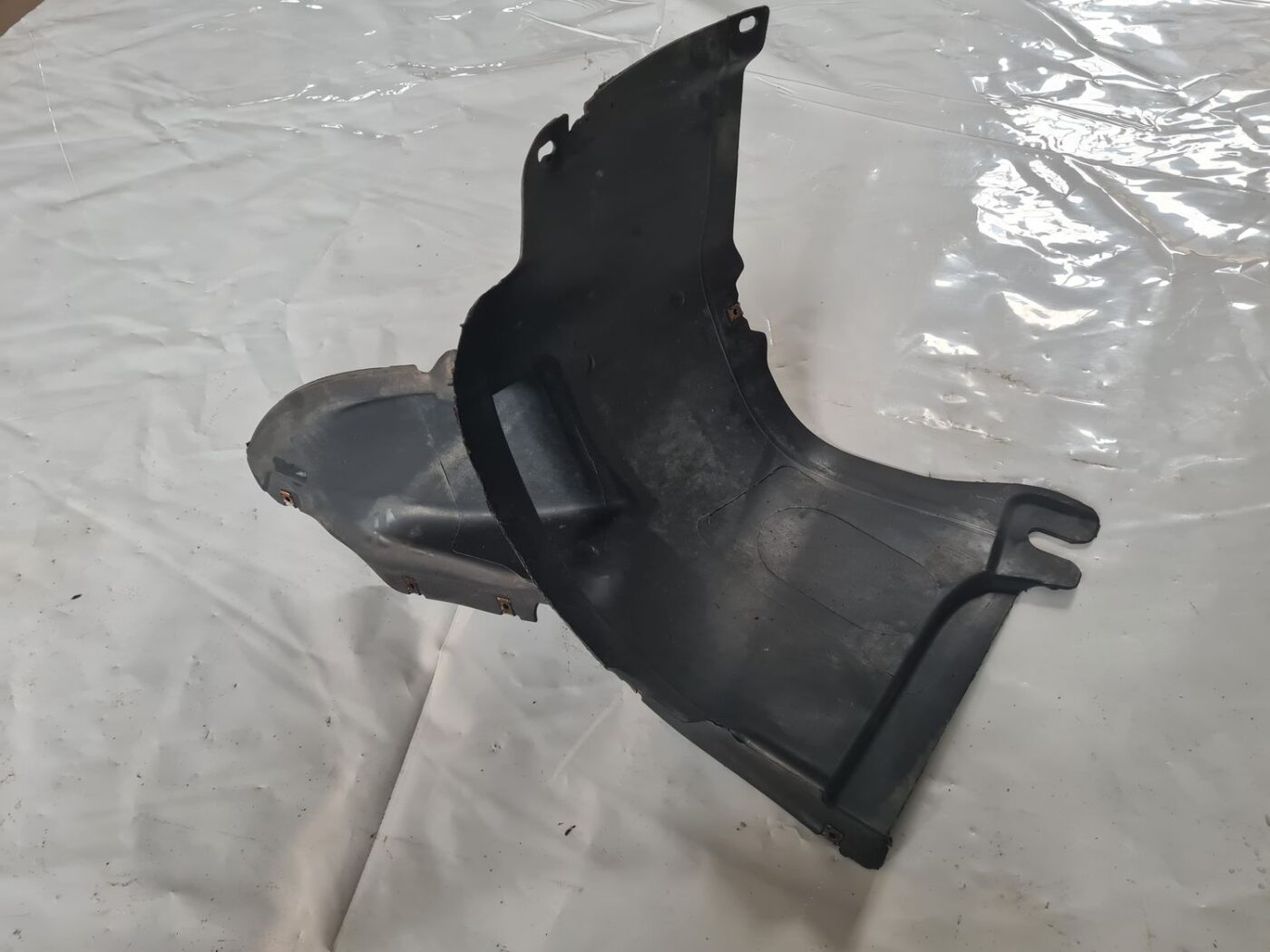 Priekšējais kreisais paspārns priekš VW GOLF 5 2004