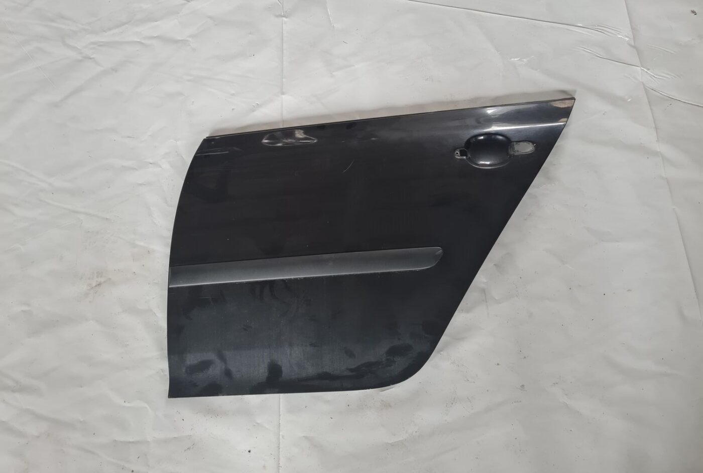 Aizmugurējās kreisās durvis priekš VW GOLF 5 2004