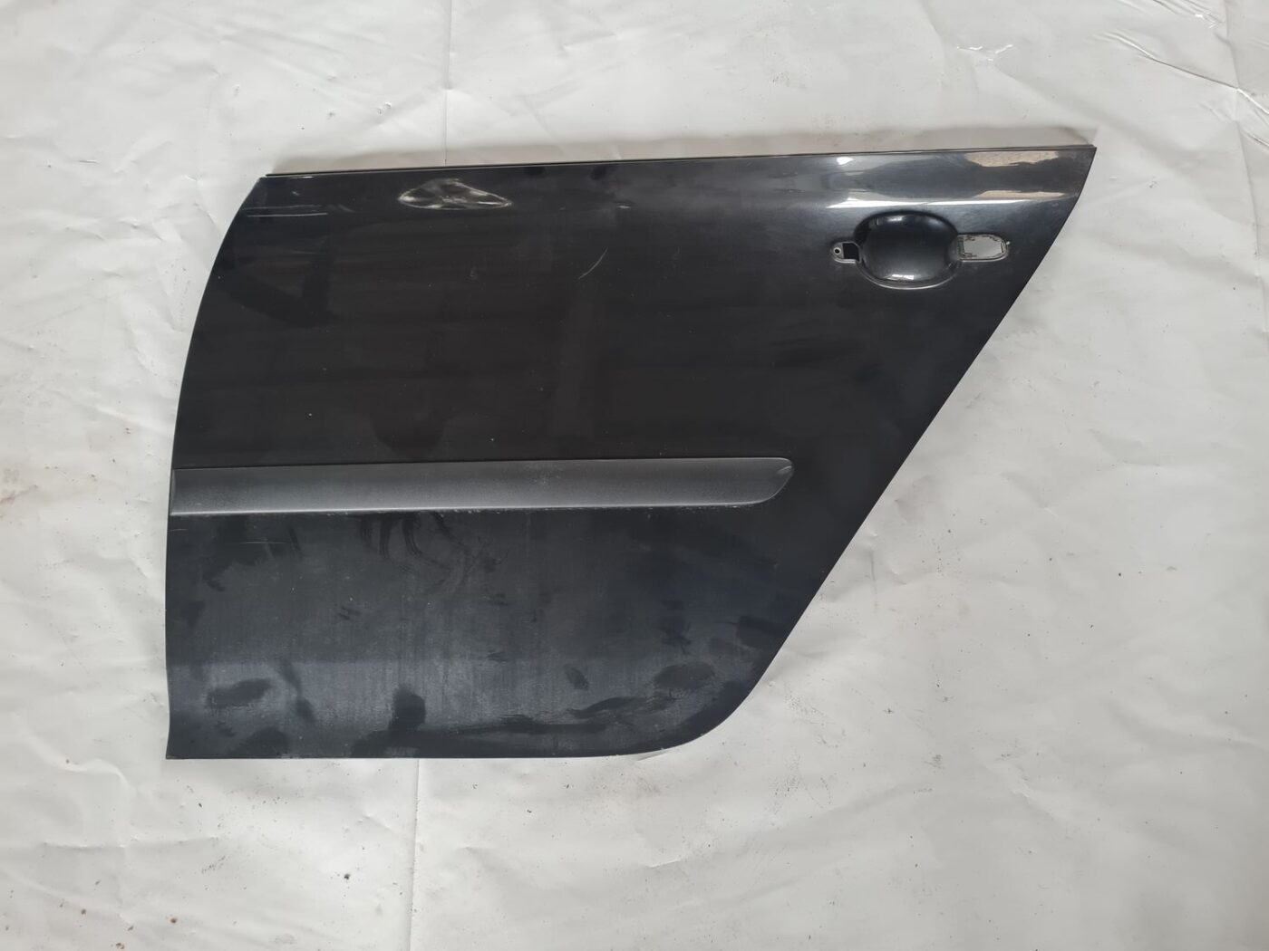 Aizmugurējās kreisās durvis priekš VW GOLF 5 2004