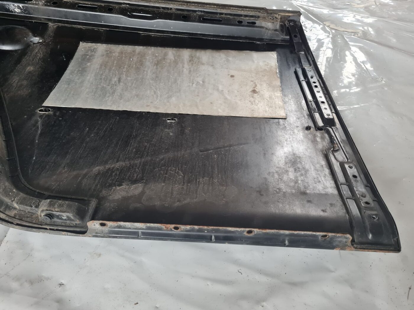 Aizmugurējās kreisās durvis priekš VW GOLF 5 2004