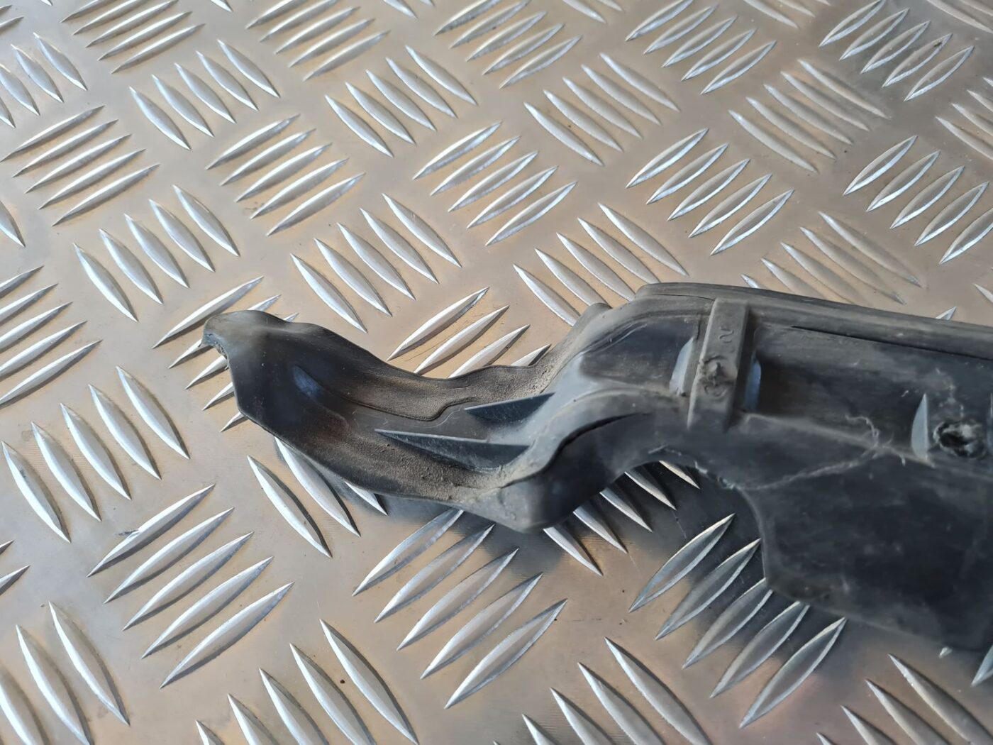 Ieliktņis starp spārnu un durvīm priekš CITROEN BERLINGO 2014 8 Ieliktņis starp spārnu un durvīm priekš CITROEN BERLINGO 2014