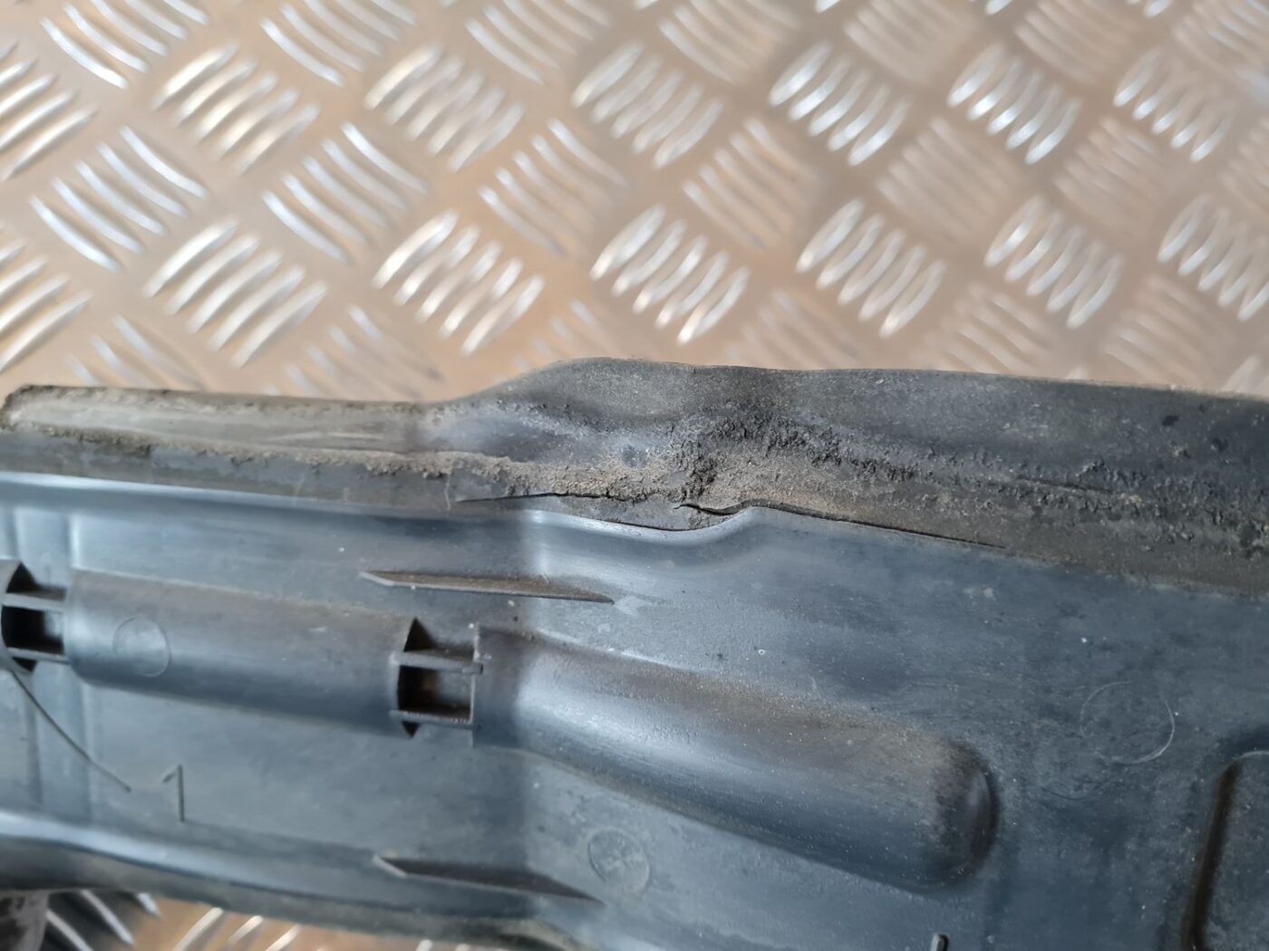 Ieliktņis starp spārnu un durvīm priekš CITROEN BERLINGO 2014 4 Ieliktņis starp spārnu un durvīm priekš CITROEN BERLINGO 2014