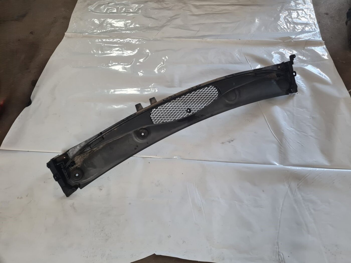 Vējstikla uzlikas (deflektora) režģis priekš CITROEN BERLINGO 2014