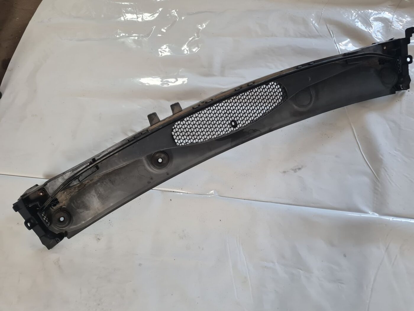 Vējstikla uzlikas (deflektora) režģis priekš CITROEN BERLINGO 2014