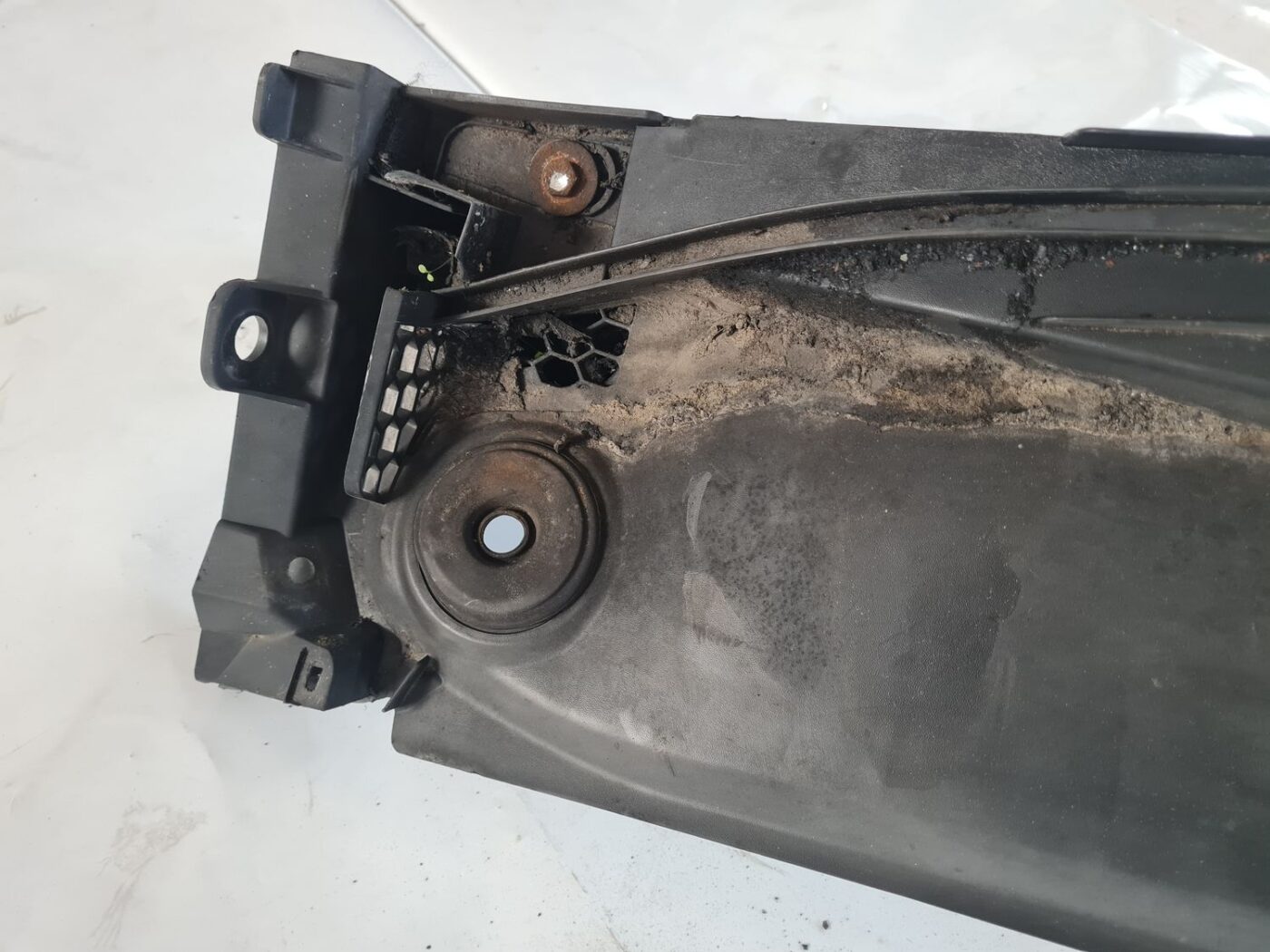 Vējstikla uzlikas (deflektora) režģis priekš CITROEN BERLINGO 2014